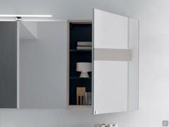 Mirror with Easy container with structure in melamine. The perimeter of the mirror is also available in matt or glossy lacquer or wood veneer, for total customisation of the complement