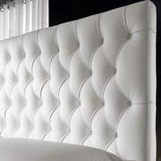 Its classic and renovated design makes this refined bed perfect both for classic and modern contemporary bedrooms