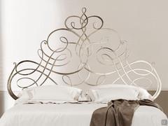 Front view of the decorated headboard of Cantori's Pascià bed