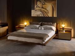 Ghibli double bed in suspended effect with transparent feet, combined with Seattle bedside tables and Japan table lamps
