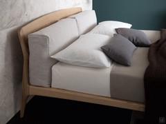 The combination possibilities of wood, fabric or leatherette are many. Cushions with down filling