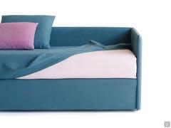 A fabric mattress cover that covers the main mattress with the same fabric as the bed, thus unifying its appearance and protecting the bed linen underneath