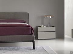 The feet form a single body with the metal profile giving a sleek and modern look