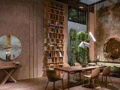Composition with large vertical extension - refined and modern at the same time