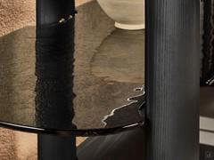 The special processing of the fired glass gives a precious play of reflections on the surface of the shelves