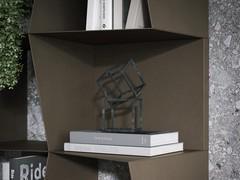 The slanted cut of the uprights and front edges of the shelves lends dynamism with a unique and recognisable design touch