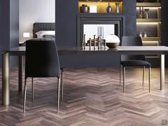 Tapered back profile with color detachment of painted metal legs