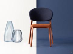 Example of two-tone customisation on an Omnia armchair (also available on the chair). Both cushions are made of Nocera fabric