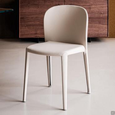 Daisy chair characterized by an extra soft seat by Cattelan