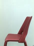 Detail of the inclined profile of the shaped backrest fixed to the sides of the seat to better accommodate the back