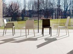Overview of the 4 models available for Cattelan's Margot chair, with or without armrests, with a more or less wide seat and a more or less high backrest