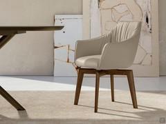 Gladys chair in the version with 90° swivelling wooden trestle and self-centring return mechanism