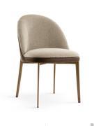 Wendy chair with light bouclé fabric upholstery combined with a brown leather backrest that echoes the bronze metal of the legs