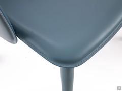 Detail of the upholstered and leather-covered seat, which provides a comfortable seating position