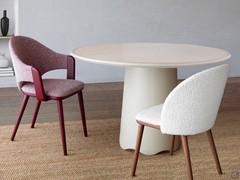 Soft, enveloping backrest for both versions; In the small armchair, the gap between the seat and armrest gives harmony and lightness to the whole