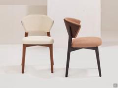 Excellent seating comfort and good ergonomic support, also thanks to the backrest that curves around the sides, enveloping the back