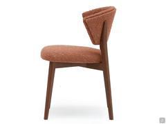 The colour and the important texture of the fabric are mitigated by the sobriety of the 'dark' tones of the structure