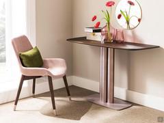 Clara fabric and ash chair, combined with Bahia console table (both with elements in solid coffee-stained wood and Iron Pink metal)
