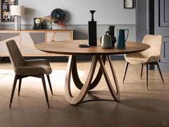Pair of Clara chairs matched with the Cali round table, part of the same collection and therefore perfectly coordinated in terms of materials and finishes