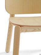 In this shot we can see the 'flat' shape of the leg, with rounded and smoothed corners, a detail of great craftsmanship