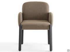 The armrests integrate discreetly into the profile of the seat, offering additional support and excellent overall comfort