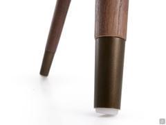 Detail of the varnished steel spikes, present on all 4 ash legs and customisable in all sample colours