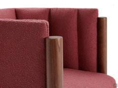 Detail of the solid wood structure with cylindrical section, which contrasts the squared shapes of the seat and backrest