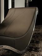 Leather upholstered chaise longue
