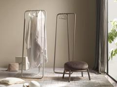 Giza is a modern complement with urban nuances, which can be used with practicality in sleeping areas with a contemporary character