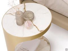 Detail of the elliptical top in polished Macchiavecchia porcelain stoneware combined with the gold structure