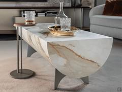 In both versions, width 90 cm or 118 cm, the large shelf is perfect for storing accessories or objects