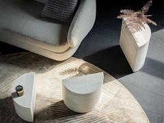 Example of use of the 'tris' composition of the Domingo coffee table, with the 35- and 45-height models positioned in front of the sofa, and the 55-height model clearly defined in a sofa-side position
