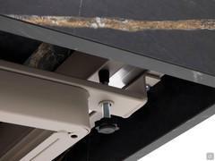 Detail of the release of the Alexander table extension system