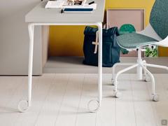 Almond desk with Diapason legs with casters