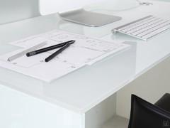 Detail of the white back-lacquered finish