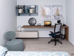 Plan hanging desk characterized by a single shelf