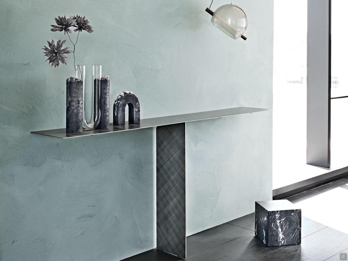 The Tee metal design console table by Cattelan is characterised by essential lines and a contemporary design