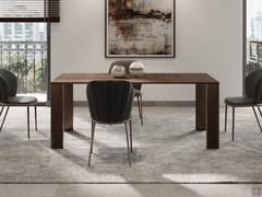 The Marshall console table can be transformed into a dining table if required, thanks to the individual 50 cm extension leaves.
