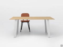 Tavolo Gladio con piano in laminato Olmo Naturale e gambe bianche