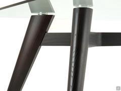 Detail of the shape of the solid wood legs 