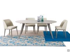 Chester table with two extesion leaves. 