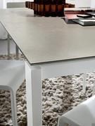 Particular suspended effect created by the support supporting the thin Laminam stone top