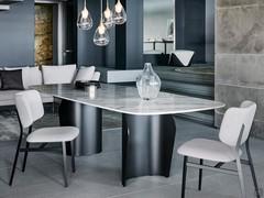 Elegant contrast between the metal of the base and the stone of the top