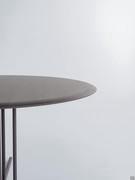 Detail of the 3 cm thick solid wood top that tapers at the edges