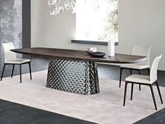 The dining table for 10 people Atrium by Cattelan is available in various finishes: in the version with a wooden top, the Masterwood top holds particular value