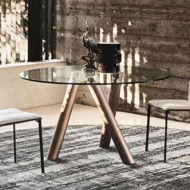 Table with tilted legs Ray by Cattelan