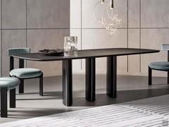 Louver table by Bonaldo, with its unusual three-element base that changes shape depending on the point of observation. At a lateral glance, the table in fact appears lighter and slimmer.