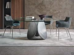 Maxim table in the version with transparent crystal glass top, combined with Rhonda chairs