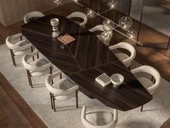 The view from the top of the floor, vividly expresses the silhouette's rich personality, as well as skilful space management.