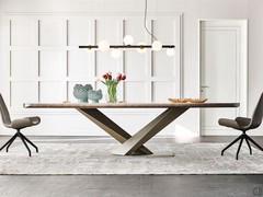 Side view of the Stratos table showing the brushed finish of the top edge, 5 or 6 cm thick depending on the format